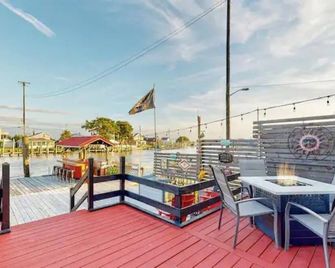Oceanview Riverfront retreat w/ hot tub and private dock! - 10 min from DE Turf - Frederica - Balcony