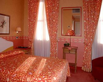 Hotel Colombia - Trieste - Bedroom