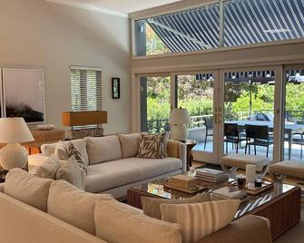 Charming 3-bedroom house with AC, WiFi and heated pool in lovely Wainscott - Wainscott - Sala de estar