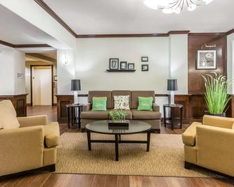 Sleep Inn And Suites Bush Intercontinental - Iah East - Humble - Living room