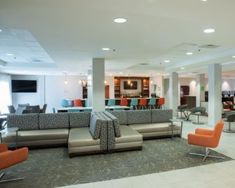Holiday Inn & Suites Raleigh-Cary (I-40 @walnut St) By IHG - Cary - Lounge