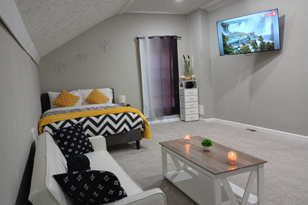 Up Unit Studio In West Cle - Cleveland - Bedroom