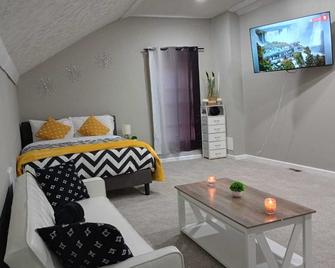 Up Unit Studio In West Cle - Cleveland - Bedroom
