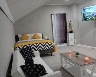 Up Unit Studio In West Cle - Cleveland - Bedroom