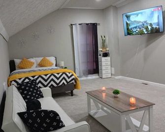 Up Unit Studio In West Cle - קליבלנד - חדר שינה