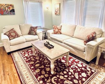 Southern Charm 1 - 5 Minutes To Downtown Laurel. Summer Sale!! - Laurel - Вітальня