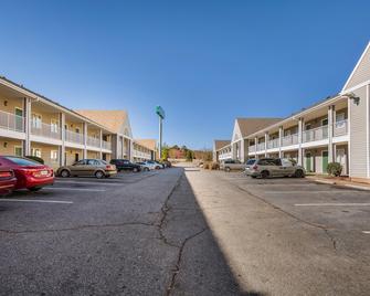 HomeTowne Studios by Red Roof Spartanburg - Asheville Highway - Spartanburg - Budynek
