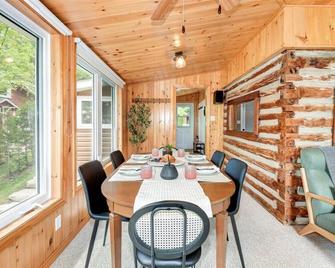 Cozy 3-Bdrm Waterfront Cottage - Havelock - Dining room