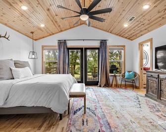 The Main Lodge Modern Comfort By Trails & Museum Located On Quiet Street - Bentonville - Bedroom