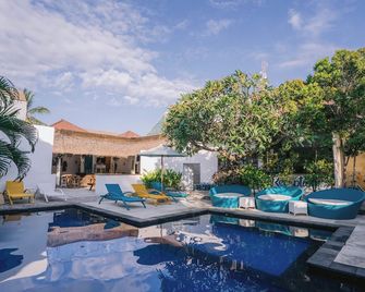 Tír na nÓg Beachfront Resort - Mataram - Uima-allas