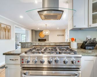 1 Mi to Beach Cape Code Family Retreat with Patio - Cataumet - Cocina