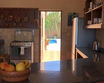 Tigh na Mar: Oceanfront Beach House with Swimming Pool & Spectacular Views - Los Organos - Kitchen