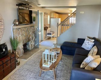 Does it get any better than having your own private Beach House on Lake Huron! - Au Gres - Living room