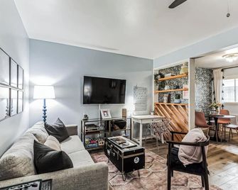 Trendy Studio for 4 with Community Pool - Nashville - Living room