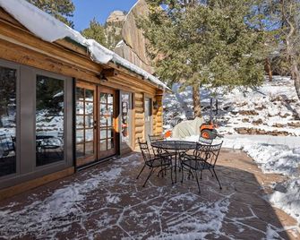 Captivating Rustic Log Cabin with Seasonal stream close to Estes Park and RMNP - Lyons - Patio