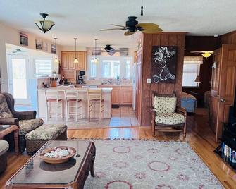 Fore Shore West- 4 Bedroom Home by RedAwning - Supply - Sala de estar