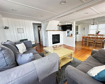 Oceanfront Manasquan Beach House with Deck, Grill, Beachfront Bar - Sleeps 8 - Manasquan - Wohnzimmer