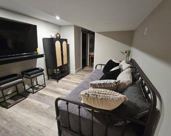 Cozy spacious 1-bedroom apartment sleeps 3, with AC, walk to town. Near skiing. - Waterbury - Вітальня