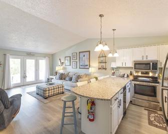 One Bedroom Marina View Condo - Grand Rivers - Cocina