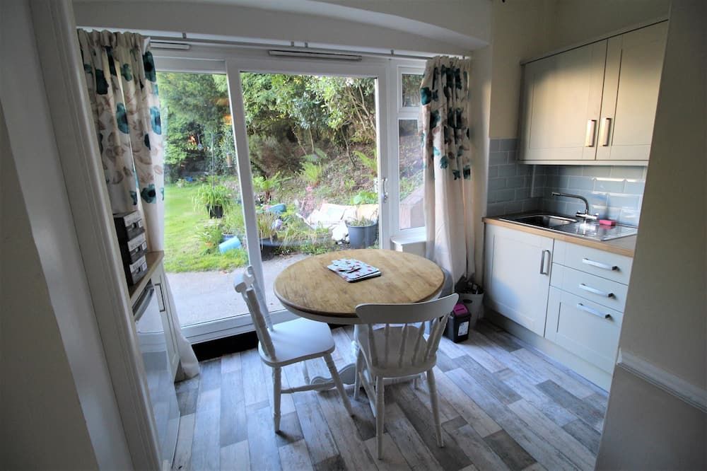 Apartment 2 - King, Garden level - Torquay - Dining room