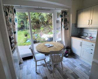 Apartment 2 - King, Garden level - Torquay - Τραπεζαρία