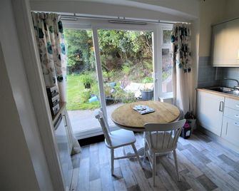 Apartment 2 - King, Garden level - Torquay - Dining room