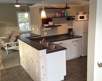 Beautiful Oceanfront Apartment, scenic views and water access - Yarmouth - Kitchen