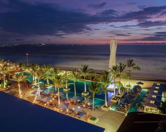 Lv8 Resort Hotel - North Kuta - פטיו