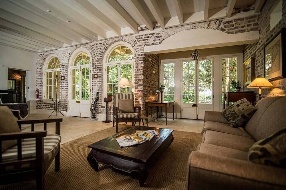 Waterfront Stay in a Historic Carriage House! - צ'רלסטון - סלון