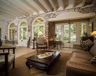 Waterfront Stay in a Historic Carriage House! - צ'רלסטון - סלון