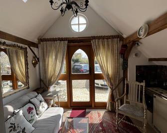 Bramble Bank 'cartshed'-1 Bed Cottage-Sleeps 2 - Henley-on-Thames - Living room