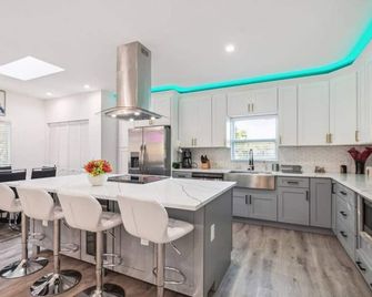 Luxury, Resort-style 4bedrooms/2.5bathrooms House! with a Large Pool. - Tampa - Kitchen