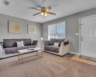 Awesome House Just 2 Min From Ft Campbell! - Oak Grove - Living room