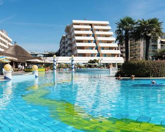 Aparthotel Holiday - Bibione - Pool