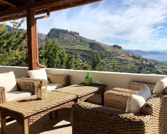 Panoramic Seaview Traditional Greek Mountain Villa with mature garden and pool - Karystos - Balcone