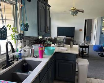 Spacious 5-bedroom house with WiFi and AC in charming Waterford close to water. - Waterford - Cocina