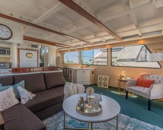 The West Star Yacht Staycation on the water - National City - Living room