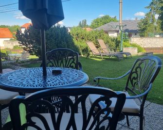 Huber Panzio - Fertőrákos - Patio