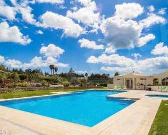 Casa Rosa | professionally cleaned | 2-bedroom single-floor villa | close to Carvoeiro | on Quinta do Rosal resort - Lagoa - Pool