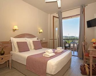 Vacances Bleues Hôtel Castel Luberon - Apt - Bedroom