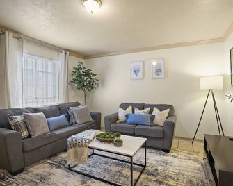 Welcoming 4 Bedroom House | Near Chinatown | King Bed | Full Office | Fast Wifi - Houston - Sala de estar