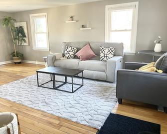 Private Home w/ Office Year Round in town Brunswick next to Bowdoin - Brunswick - Huiskamer