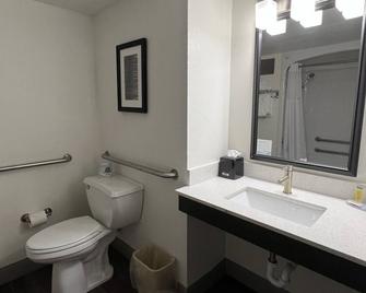 Days Inn by Wyndham Penn State - State College - Bathroom