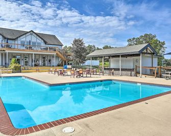 Deck, Fire Pit & Pool Access at Poconos Retreat! - East Stroudsburg - Pool