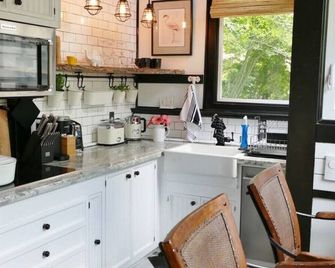 Cozy Banana Cabana w/ soaking tub heated floors in secluded garden - Seattle - Cocina