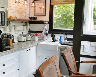 Cozy Banana Cabana w/ soaking tub heated floors in secluded garden - Seattle - Cozinha