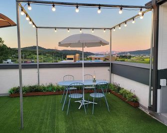 Asan Mari Hotel - Asan - Balcone