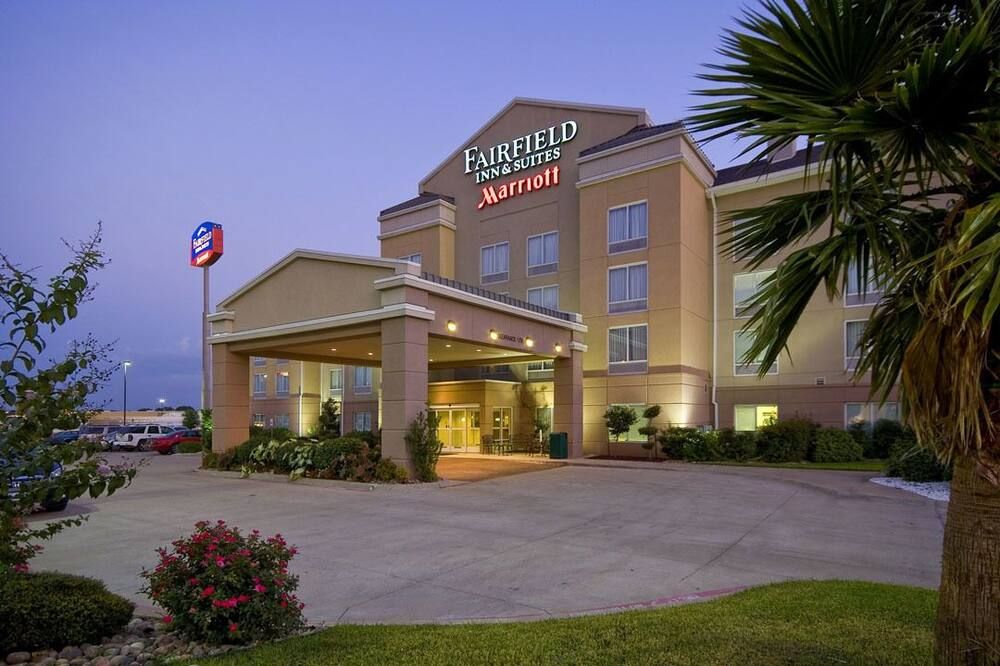 Fairfield Inn and Suites by Marriott Waco North - Waco - Building