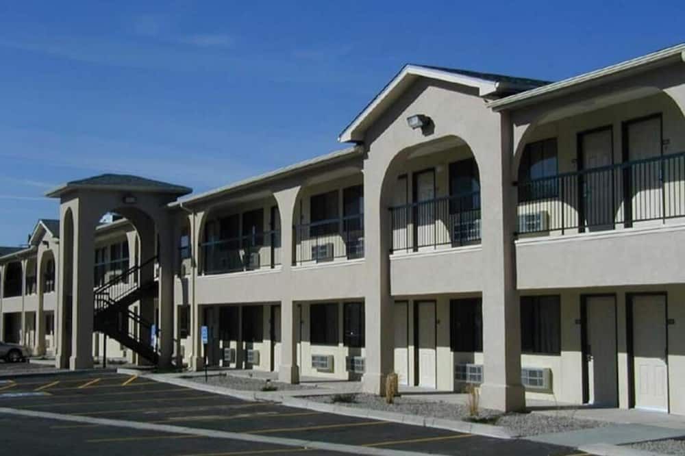 American Inn & Suites - Albuquerque - Building