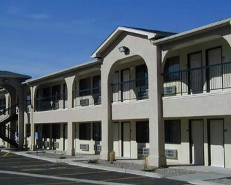 American Inn & Suites - Albuquerque - Building